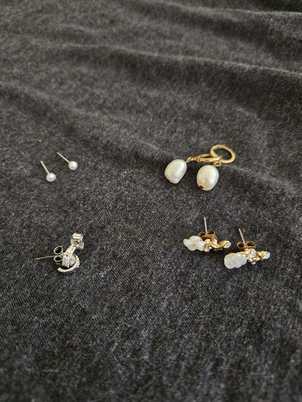 3 for 10) Pearls earings